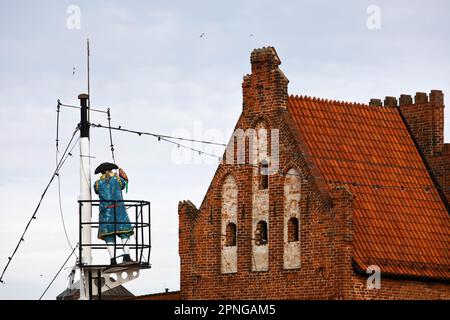 Figure de capitaine à l'affût d'un nid de corbeau devant la porte d'eau, Vieux-Port, ville hanséatique de Wismar, Mecklenburg-Poméranie occidentale Banque D'Images