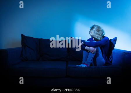 PHOTO POSÉE PAR UN MODÈLE photo du dossier datée du 09/03/15 d'une femme montrant des signes de dépression. Plus d’un tiers des jeunes sont plus seuls, car ils réduisent leur socialisation pour économiser de l’argent, suggèrent des études. L'enquête menée auprès de plus de 1 000 16 à 25 ans, financée par l'association caritative UK Youth, a révélé que plus de la moitié d'entre eux se débattaient avec leur santé mentale en raison de la crise du coût de la vie. Date de publication : mercredi 19 avril 2023. Banque D'Images