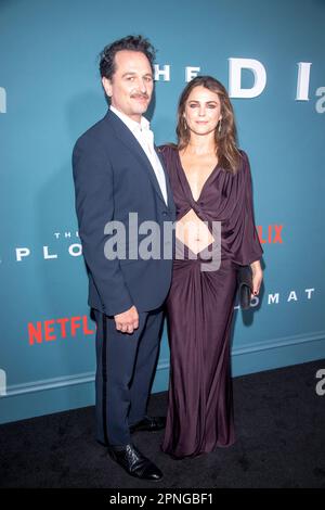 New York, États-Unis. 18th avril 2023. Matthew Rhys et Keri Russell assistent à la première de Netflix « The Diplomat » à New York au Park Lane Hotel à New York. Crédit : SOPA Images Limited/Alamy Live News Banque D'Images