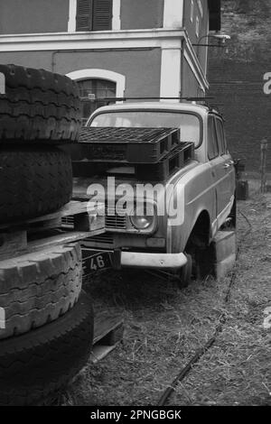 Abandon de Renault 4L, Saint-Denis-Catus, département de Lot, France Banque D'Images