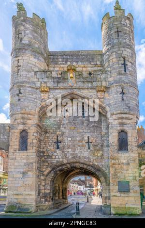 York, Royaume-Uni; 16 avril 2023 - Vue sur l'une des portes médival bien conservées de la ville de York. Banque D'Images