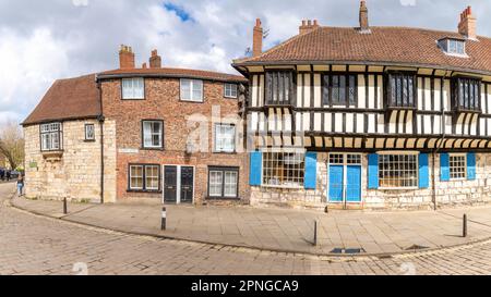 York, Royaume-Uni ; 16 avril 2023 - York, Royaume-Uni ; 16 avril 2023 - Vue sur les bâtiments bien conservés de la ville de York. Banque D'Images