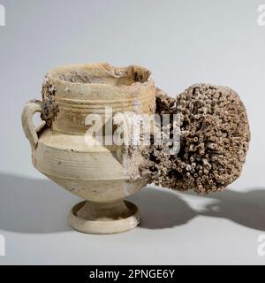 Vase en terre cuite islamique avec 4 poignées, une passoire et un bec 9th Century ce. Trouvé dans la mer Méditerranée occidentale. Le bec est recouvert d'une larg Banque D'Images