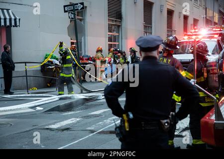 New York, États-Unis. 18th avril 2023. Les travailleurs d'urgence réagissent à l'effondrement partiel d'un garage de stationnement à New York, aux États-Unis, sur le 18 avril 2023. Une personne a été tuée et cinq autres blessées après l'effondrement d'un garage de stationnement dans le Lower Manhattan de New York, mardi après-midi, ont déclaré les autorités. Credit: Michael Nagle/Xinhua/Alay Live News Banque D'Images