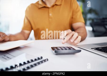 Impôts, planification et calculatrice avec les mains de l'homme pour le rapport budgétaire, l'examen comptable et la gestion de la dette. Calcul, documents financiers et Banque D'Images