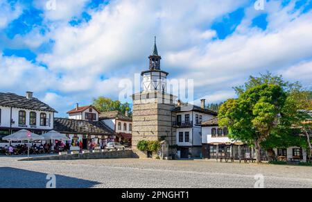 TRYAVNA, BULGARIE. Panorama de la tour de l'horloge et de la vieille ville dans le complexe architectural traditionnel. Renouveau national architecture bulgare Banque D'Images