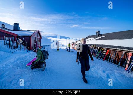 Une matinée ensoleillée à DNT Rondvassbu Lodge hébergement dans le parc national de Rondane, Norvège Banque D'Images