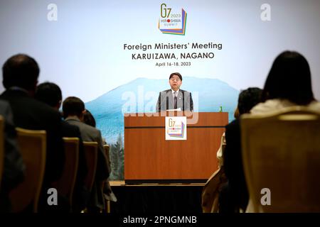 (230419) -- KARUIZAWA, 19 avril 2023 (Xinhua) -- le ministre japonais des Affaires étrangères Yoshimasa Hayashi prend la parole lors d'une conférence de presse lors de la réunion des ministres des Affaires étrangères du Groupe des sept (G7) dans la ville balnéaire de Karuizawa, dans le centre du Japon, à 18 avril 2023. (Eugene Hoshiko/AP/Pool via Xinhua) Banque D'Images