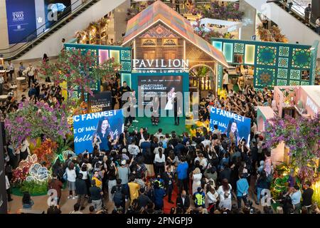 KL,Malaysia - 18 avril,2023 : rencontre de l'éventail public de Michelle Yeoh au Pavillon Kuala Lumpur après qu'elle ait remporté le prix de la meilleure actrice Oscars 2023 Banque D'Images