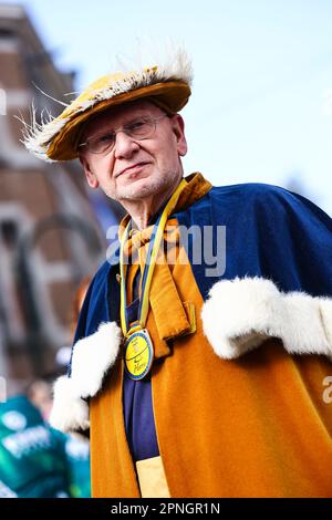Herve, Belgique. 19th avril 2023. Les amateurs de cyclisme se rassemblent au début de l'édition 86th de la course masculine 'la Fleche Wallonne', une course cycliste d'une journée (Waalse Pijl - flèche wallonne), 194, à 2 km de Herve à Huy, mercredi 19 avril 2023. BELGA PHOTO DAVID PINTENS crédit: Belga News Agency/Alay Live News Banque D'Images