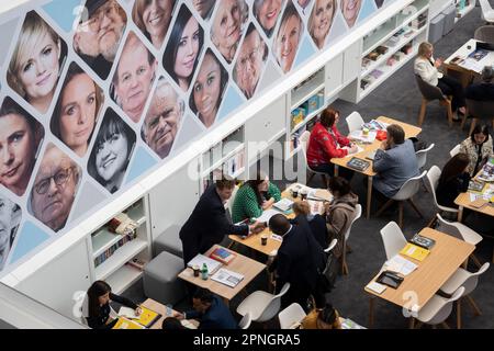 The faces of Harper Collins les auteurs regardent les employés du stand de l'éditeur pendant la première journée de la Foire du livre de Londres au Hammersmith's Olympia Exhibition Hall, le 18th avril 2023, à Londres, en Angleterre. La foire internationale du livre de Londres (LBF), qui s'étend sur trois jours, est une exposition annuelle de l'industrie de l'édition et la plus grande foire du livre de printemps d'Europe, qui attire généralement 25 000 000 visiteurs, des exposants de tout le secteur de l'édition, des auteurs espérant que leurs idées de livres soient commandées et où des accords internationaux sur les droits de publication sont conclus pour des éditions étrangères. Banque D'Images