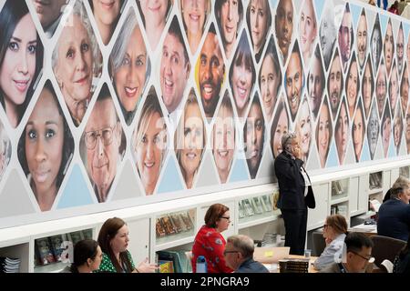 The faces of Harper Collins les auteurs regardent les employés du stand de l'éditeur pendant la première journée de la Foire du livre de Londres au Hammersmith's Olympia Exhibition Hall, le 18th avril 2023, à Londres, en Angleterre. La foire internationale du livre de Londres (LBF), qui s'étend sur trois jours, est une exposition annuelle de l'industrie de l'édition et la plus grande foire du livre de printemps d'Europe, qui attire généralement 25 000 000 visiteurs, des exposants de tout le secteur de l'édition, des auteurs espérant que leurs idées de livres soient commandées et où des accords internationaux sur les droits de publication sont conclus pour des éditions étrangères. Banque D'Images