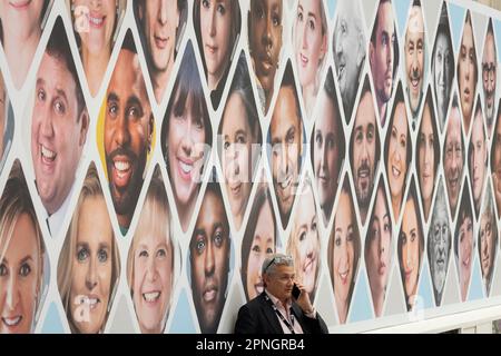 The faces of Harper Collins les auteurs regardent un employé du stand de l'éditeur pendant la première journée du London Book Fair au Hammersmith's Olympia Exhibition Hall, le 18th avril 2023, à Londres, en Angleterre. La foire internationale du livre de Londres (LBF), qui s'étend sur trois jours, est une exposition annuelle de l'industrie de l'édition et la plus grande foire du livre de printemps d'Europe, qui attire généralement 25 000 000 visiteurs, des exposants de tout le secteur de l'édition, des auteurs espérant que leurs idées de livres soient commandées et où des accords internationaux sur les droits de publication sont conclus pour des éditions étrangères. Banque D'Images