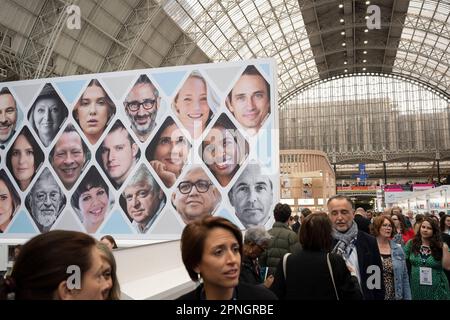 Les visages des auteurs de stars Harper Collins regardent les délégués pendant la première journée du London Book Fair au Hammersmith's Olympia Exhibition Hall, le 18th avril 2023, à Londres, en Angleterre. La foire internationale du livre de Londres (LBF), qui s'étend sur trois jours, est une exposition annuelle de l'industrie de l'édition et la plus grande foire du livre de printemps d'Europe, qui attire généralement 25 000 000 visiteurs, des exposants de tout le secteur de l'édition, des auteurs espérant que leurs idées de livres soient commandées et où des accords internationaux sur les droits de publication sont conclus pour des éditions étrangères. Banque D'Images