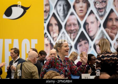 Les visages des auteurs de stars Harper Collins regardent les délégués pendant la première journée du London Book Fair au Hammersmith's Olympia Exhibition Hall, le 18th avril 2023, à Londres, en Angleterre. La foire internationale du livre de Londres (LBF), qui s'étend sur trois jours, est une exposition annuelle de l'industrie de l'édition et la plus grande foire du livre de printemps d'Europe, qui attire généralement 25 000 000 visiteurs, des exposants de tout le secteur de l'édition, des auteurs espérant que leurs idées de livres soient commandées et où des accords internationaux sur les droits de publication sont conclus pour des éditions étrangères. Banque D'Images