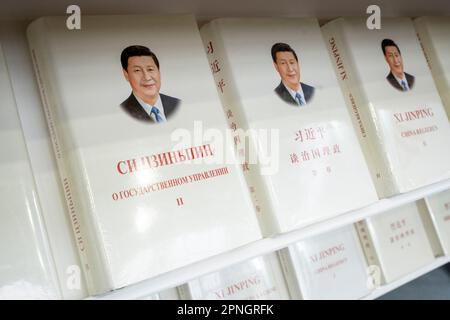 Des copies en russe et en chinois de « la gouvernance de la Chine » du président chinois Xi Jinping sont exposées sur le « China International Publishing Group » (OPIC) au cours de la première journée de la Foire du livre de Londres au Hammersmith's Olympia Exhibition Hall, le 18th avril 2023, à Londres, en Angleterre. « La gouvernance de la Chine » est une collection de quatre volumes de discours et d'écrits de Xi Jinping, le secrétaire général du Parti communiste chinois. Banque D'Images