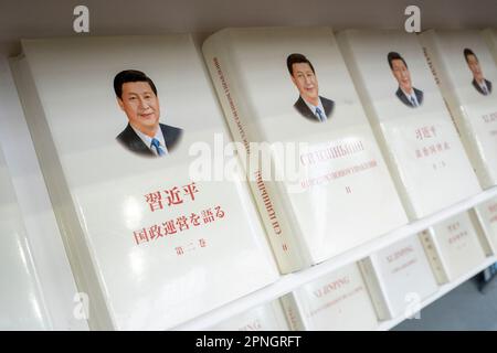 Des copies en russe et en chinois de « la gouvernance de la Chine » du président chinois Xi Jinping sont exposées sur le « China International Publishing Group » (OPIC) au cours de la première journée de la Foire du livre de Londres au Hammersmith's Olympia Exhibition Hall, le 18th avril 2023, à Londres, en Angleterre. « La gouvernance de la Chine » est une collection de quatre volumes de discours et d'écrits de Xi Jinping, le secrétaire général du Parti communiste chinois. Banque D'Images