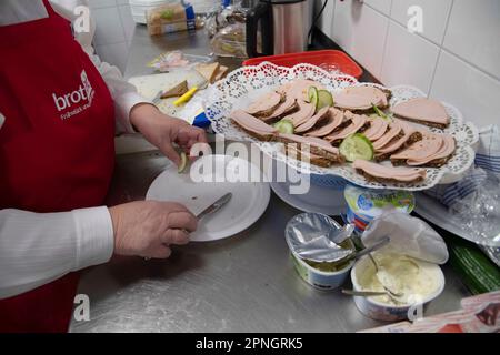 Eat, Allemagne. 19th avril 2023. Le projet Brotzeit est destiné à permettre aux enfants de commencer la journée d'école avec le petit déjeuner, l'actrice Uschi GLAS, présidente du projet brotzeit, visite l'école Bischof von Ketteler d'Essen, 19 avril 2023 Credit: dpa/Alay Live News Banque D'Images