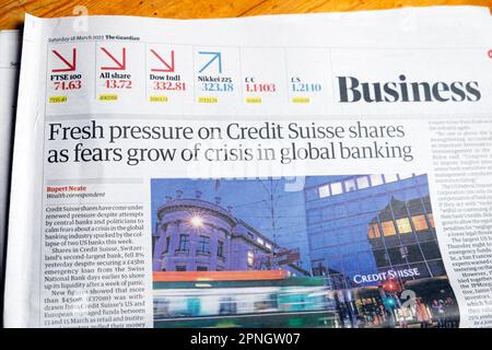 "La pression fraîche sur les actions du Credit Suisse comme la peur de la crise dans la banque mondiale" le journal Guardian titre Article d'affaires 18 mars 2023 Royaume-Uni Banque D'Images