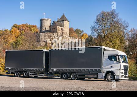 Camion sur le fond du château. Camion avec semi-remorque de couleur grise. Photo du camion pour le calendrier. Transport en voiture . Banque D'Images