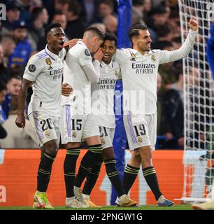 Londres, Royaume-Uni. 18th avril 2023. 18 avril 2023 - Chelsea v Real Madrid - UEFA Champions League - Stamford Bridge le Rodrygo du Real Madrid célèbre son deuxième but avec Vinicius Junior, Federico Valverde et Dani Ceballos lors du match de la Champions League à Stamford Bridge, Londres. Crédit photo : Mark pain/Alamy Live News Banque D'Images