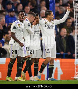 Londres, Royaume-Uni. 18th avril 2023. 18 avril 2023 - Chelsea v Real Madrid - UEFA Champions League - Stamford Bridge le Rodrygo du Real Madrid célèbre son deuxième but avec Vinicius Junior, Federico Valverde et Dani Ceballos lors du match de la Champions League à Stamford Bridge, Londres. Crédit photo : Mark pain/Alamy Live News Banque D'Images