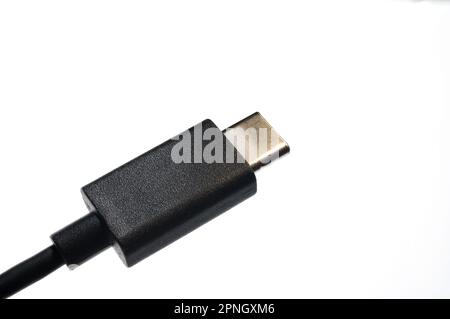 Gros plan du câble USB-C noir avec fiche sur fond blanc avec espace de copie comme concept pour la charge de téléphone cellulaire et la fiche électronique normalisée normed Banque D'Images