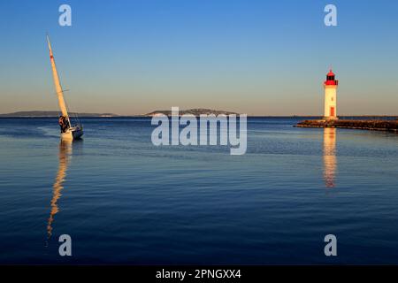 L'Unglous. Pointe de l'Etang de Thau où commence le canal du midi. Voile. Marseillan, Occitania, France Banque D'Images