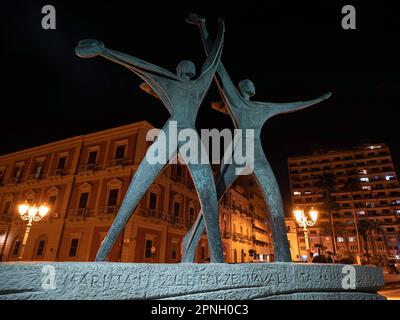 TARANTO, ITALIE - 28 OCTOBRE 2021 : statue du monument du marin (Monumento al Marinaio) à Taranto, Italie de nuit Banque D'Images