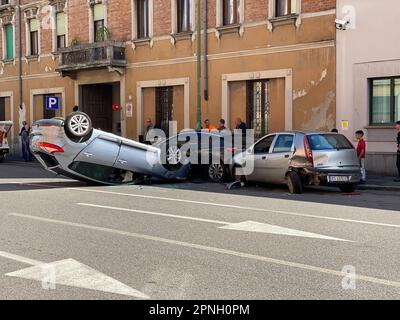 Cremona, Italie - 18th avril 2023 vient de rouler au-dessus d'une voiture écrasée après un accident, un policier aide à la circulation Banque D'Images
