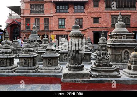 Groupe de petits sanctuaires au Swayambhunath (Temple des singes), à Katmandou, Népal, Asie. Banque D'Images