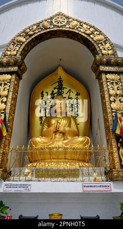 Statue de Bouddha à la Pagode de la paix mondiale à Pokhara, Népal. Aussi connu sous le nom de Shanti Stupa et construit par des bouddhistes japonais, c'est un symbole d'unité. Banque D'Images