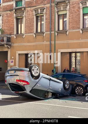 Cremona, Italie - 18th avril 2023 vient de rouler au-dessus d'une voiture écrasée après un accident, un policier aide à la circulation Banque D'Images