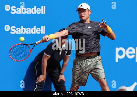 BARCELONE, ESPAGNE - AVRIL 18: Wu Yibing de Chine pendant l'Open de Barcelone Banc Sabadell 70 Trofeo Conde de Godo jour 2 contre Diego Schwartzman et Wu Yibing au Real Club de Tenis Barcelone sur 18 avril 2023 à Barcelone, Espagne Banque D'Images