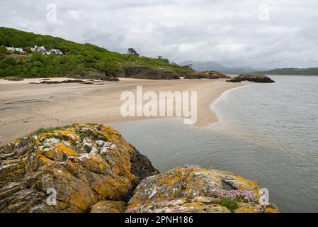 Crique de sable près de Borth-y-Gest sur l'estuaire de Glaslyn, Porthmadog, au nord du pays de Galles. Banque D'Images