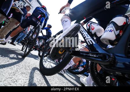 Herve, Belgique. 19th avril 2023. L'illustration montre le début de l'édition 86th de la course masculine 'la Fleche Wallonne', une course cycliste d'une journée (Waalse Pijl - flèche wallonne), 194, à 2 km de Herve à Huy, mercredi 19 avril 2023. BELGA PHOTO DAVID PINTENS crédit: Belga News Agency/Alay Live News Banque D'Images