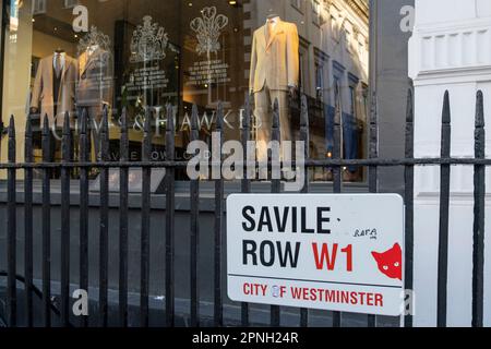 Savile Row à Westminster, Londres. Les grilles d'huile et les hayons intérieurs sont au numéro un. Banque D'Images