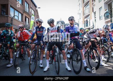 Herve, Belgique. 19th avril 2023. L'illustration montre le début de l'édition 86th de la course masculine 'la Fleche Wallonne', une course cycliste d'une journée (Waalse Pijl - flèche wallonne), 194, à 2 km de Herve à Huy, mercredi 19 avril 2023. BELGA PHOTO DAVID PINTENS crédit: Belga News Agency/Alay Live News Banque D'Images