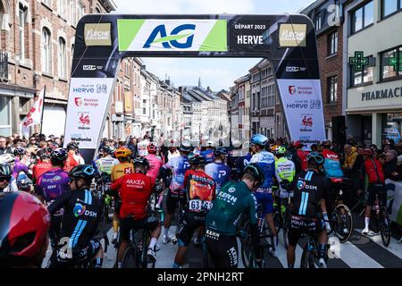 Herve, Belgique. 19th avril 2023. L'illustration montre le début de l'édition 86th de la course masculine 'la Fleche Wallonne', une course cycliste d'une journée (Waalse Pijl - flèche wallonne), 194, à 2 km de Herve à Huy, mercredi 19 avril 2023. BELGA PHOTO DAVID PINTENS crédit: Belga News Agency/Alay Live News Banque D'Images