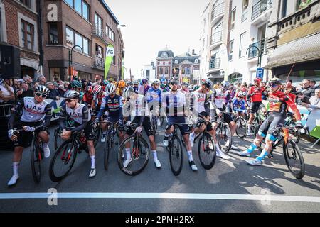 Herve, Belgique. 19th avril 2023. L'illustration montre le début de l'édition 86th de la course masculine 'la Fleche Wallonne', une course cycliste d'une journée (Waalse Pijl - flèche wallonne), 194, à 2 km de Herve à Huy, mercredi 19 avril 2023. BELGA PHOTO DAVID PINTENS crédit: Belga News Agency/Alay Live News Banque D'Images