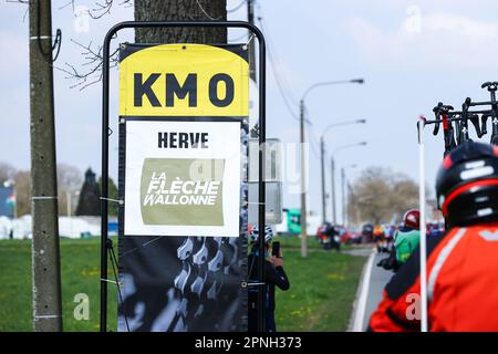 Herve, Belgique. 19th avril 2023. L'illustration montre le début de l'édition 86th de la course masculine 'la Fleche Wallonne', une course cycliste d'une journée (Waalse Pijl - flèche wallonne), 194, à 2 km de Herve à Huy, mercredi 19 avril 2023. BELGA PHOTO DAVID PINTENS crédit: Belga News Agency/Alay Live News Banque D'Images