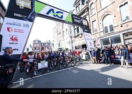 Herve, Belgique. 19th avril 2023. L'illustration montre le début de l'édition 86th de la course masculine 'la Fleche Wallonne', une course cycliste d'une journée (Waalse Pijl - flèche wallonne), 194, à 2 km de Herve à Huy, mercredi 19 avril 2023. BELGA PHOTO DAVID PINTENS crédit: Belga News Agency/Alay Live News Banque D'Images