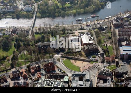 Vue aérienne de Chester, vue vers le sud depuis l'amphithéâtre romain près de Vicar's Lane vers la rivière Dee avec Queens Park Bridge en haut à gauche Banque D'Images