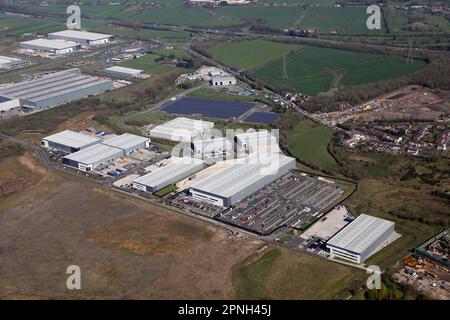 Vue aérienne du parc industriel de Lomax Way, y compris un entrepôt logistique Amazon Banque D'Images