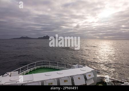 Vestmannaeyjar, Islande - août 2021 : vue au coucher du soleil sur le ferry pour les touristes qui traversent l'océan jusqu'à l'île de Vestmannaeyjar Banque D'Images