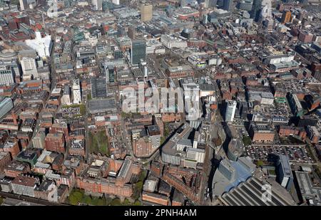 Vue aérienne vers le nord-ouest en traversant le centre-ville de Manchester avec la station Piccadilly dans le coin inférieur droit de l'imageur Banque D'Images