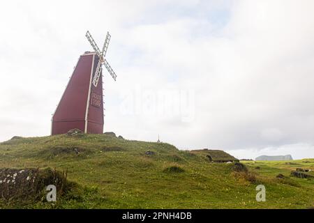 Vestmannaeyjar, Islande- août 2021 : moulin rouge dans une vallée verte de l'île de Vestmannaeyjar, en Islande, Banque D'Images