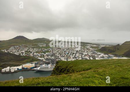 Vestmannaeyjar, Islande - août 2021 : vue aérienne du port de Heimaey depuis le sommet de la montagne Heimaklettur Banque D'Images