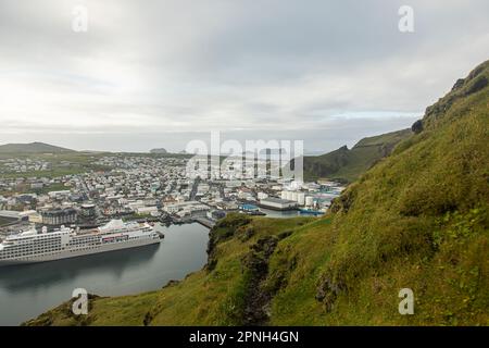 Vestmannaeyjar, Islande - août 2021 : vue aérienne du port de Heimaey depuis le sommet de la montagne Heimaklettur Banque D'Images