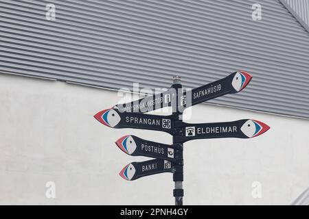 Vestmannaeyjar, Islande - août 2021 : panneaux routiers avec un visage de macareux comme flèche dans le centre-ville de Heimaey Banque D'Images